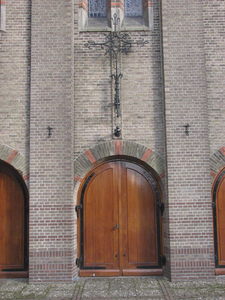 902976 Gezicht op de entree van de St.-Aloysiuskerk (Adriaen van Ostadelaan 2) te Utrecht.
